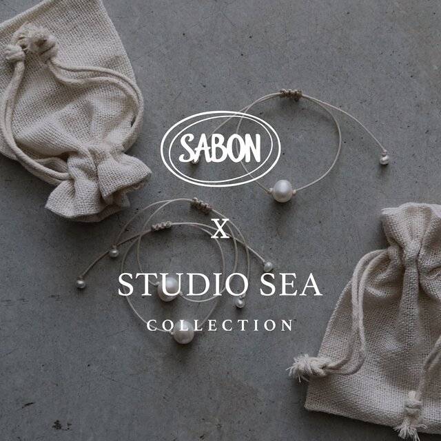 @sabonisrael X @studio_sea_collection  הטבה מיוחדת לכבוד ט״ו באב בשיתוף עם מותג התכשיטים היוקרתי. קונים מעל 400 ש״ח ממוצרי SABON ומקבלים צמיד של Studio Sea Collection במתנה!  לחברי מועדון ומצטרפים חדשים | לא כולל: כפל מבצעים והטבות | למימוש באתר ובחנויות | קבלת המתנה מותנית בתשלום )לא כולל תווים שוברים ונקודות בסך 400₪ | שווי המתנה 140₪